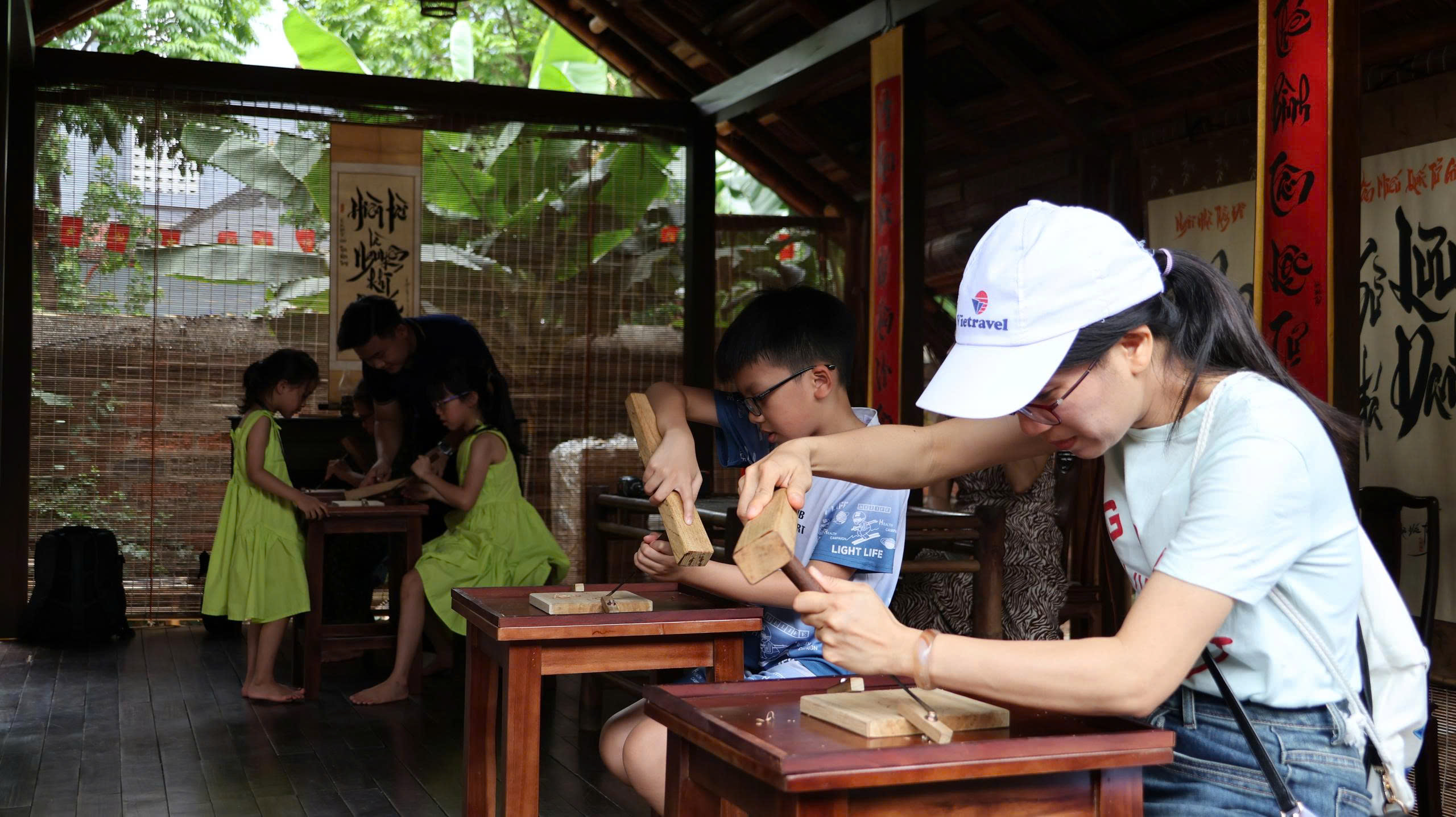 Tìm hiểu bia tiến sĩ cùng học sinh lớp 7A9 trường THCS Khương Thượng