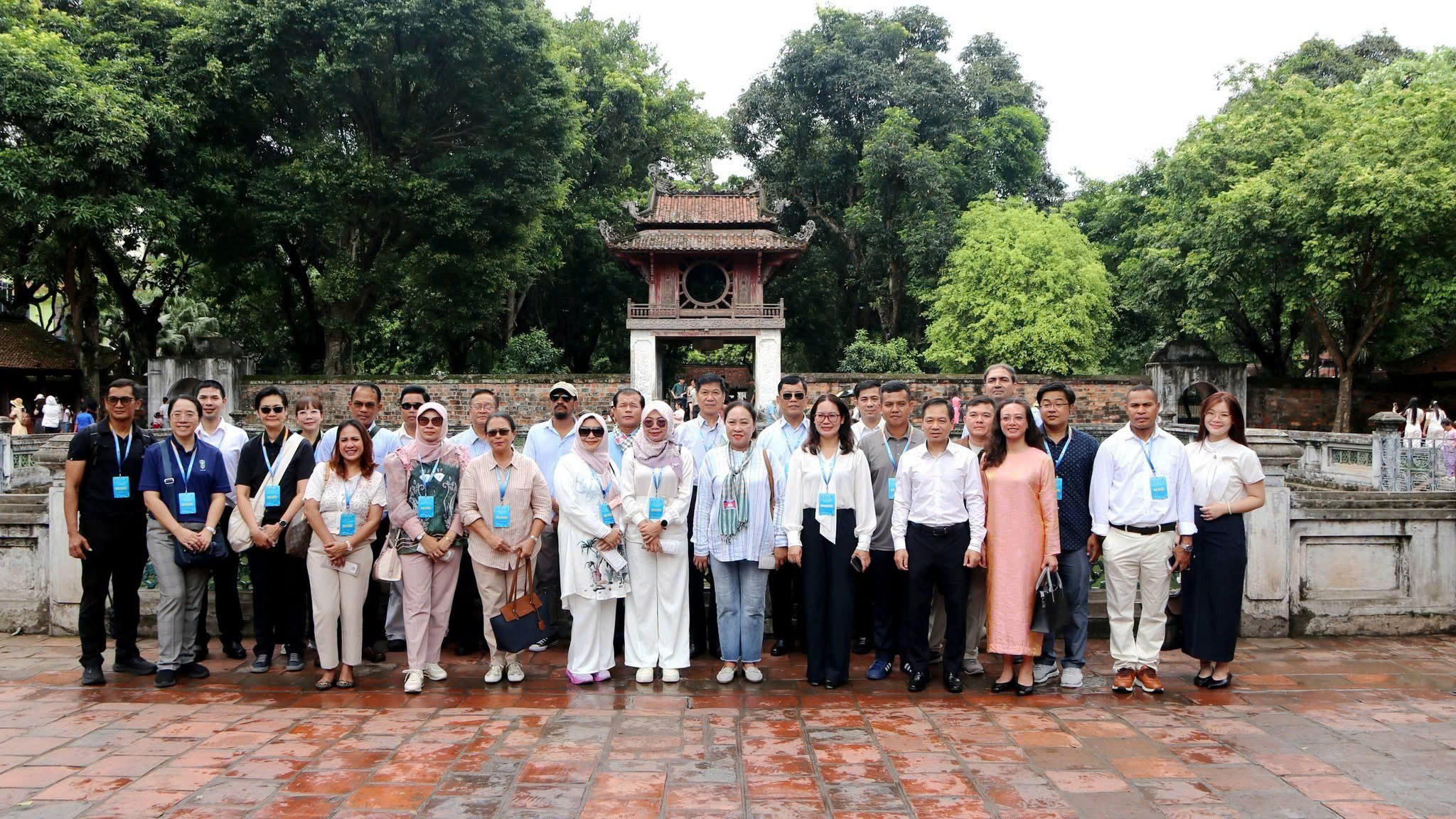 LÃNH ĐẠO CÁC THÀNH PHỐ ASEAN ĐẾN THĂM DI TÍCH VĂN MIẾU - QUỐC TỬ GIÁM